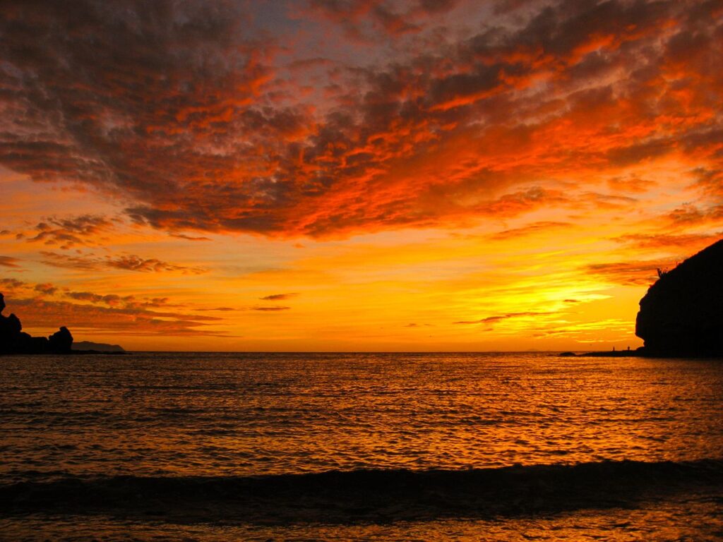 Mesmerizing sunset over the Sonora coastline with vibrant hues reflecting on the ocean.
